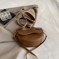 Borsa a sella marrone in finta pelle con tracolla a righe e dettagli dorati - Marrone