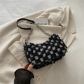 Schicke schwarz-weiße Halbmond-Tasche mit Tweed-Textur und silbernem Kettenriemen - Schwarzes Schachbrett