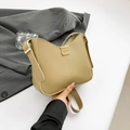 Schicke beige Umhängetasche in Hobo-Form mit Fashion-Logo-Patch und verstellbarem Riemen - Khaki