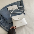 Witte mini crossbody emmertas met gouden letters op een zachte witte ondergrond - Wit
