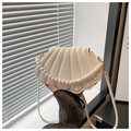 Détail d'un sac blanc en forme de coquille avec texture plissée et chaîne en perles - Blanc Cassé