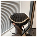 Détail du sac coquille matelassé avec grande poignée en perles et bandoulière réglable - Noir