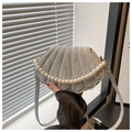 Détail du sac bandoulière gris en forme de coquillage avec texture matelassée et perles - Argenté