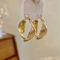 Eleganti orecchini a cerchio dorati ritorti multistrato su un cartoncino bianco - Stile Intrecciato a Spirale Multistrato (A-548-Oro)