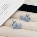 Minimalistische hellblaue Emaille C-Form Ohrstecker mit silbernem Doppelring-Design - Blau
