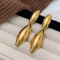 Elegantes pendientes colgantes dorados con acabado espejo sobre bandeja de joyería - Pendientes geométricos dorados en forma de gota de agua / Dorado