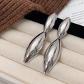 Pendientes minimalistas de doble gota plateados brillantes sobre fondo de punto cálido - Pendientes geométricos de plata en forma de gota de agua / Plateado