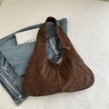 Bolso hobo de cuero plisado marrón oscuro brillante con colgante de metal triangular - Marrón