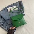 Levendige groene PU-leren emmer crossbodytas met goudkleurige letters en klepsluiting - Groen