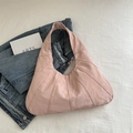 Bolso de hombro rosa con textura arrugada brillante y detalles de costura en abanico - Rosa