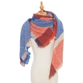 Écharpe triangle à carreaux rouge et bleu avec franges douces sur mannequin - Bleu Roi Rouge