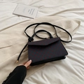 Borsa a tracolla blu scuro con pois rossi e manico in pelle sintetica nera - Motivo a Cuore