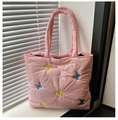 Détail du sac fourre-tout rose matelassé avec broderies de papillons bleus et jaunes - Rose