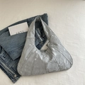 Bolso hobo de cuero plisado plateado brillante con costuras radiales para mujer - Plateado