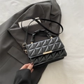 Bolso bandolera negro acolchado con asa fruncida y cierre metálico dorado para mujer - Negro