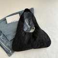 Bolso hobo minimalista de nailon plisado negro con superficie texturizada y asa ancha - Negro