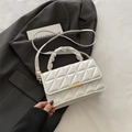 Bolso bandolera blanco con costuras triangulares y asa plisada con elegante adorno metálico dorado - Blanco