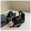 Détail du sac hobo à rayures avec étiquette en tissu et breloque peluche tasse à café - Noir Avec Pendentif