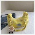 Détail du sac hobo jaune avec texture jacquard, broderie et breloque en peluche - Jaune avec pendentif