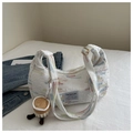 Détail du tissu brodé à rayures avec charm de tasse à café sur le sac à main tendance - Blanc Avec Pendentif
