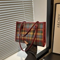 Borsa tote scozzese britannica con trama colorata e dettagli in pelle rossa a mano - Rosso