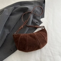 Borsa croissant retrò in pelle scamosciata marrone scuro con trama a pieghe - Marrone