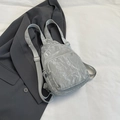 Sac à dos gris avec texture froissée, finition métallisée et bretelles réglables - Sans Pendentif / Argenté