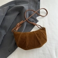 Borsa a mezzaluna in camoscio marrone scuro opaco con dettagli a pieghe e tracolla - Marrone Scuro