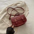 Bolso de hombro vintage burdeos de cuero PU con hebillas sobre blazer crema - Rojo