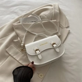 Bolso bandolera de cuero blanco con hebillas de corazón doradas y detalle de logo - Blanco