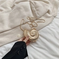 Mini gouden handtas in schelpvorm met metalen textuur en fijne schouderketting - Schelp Stijl Goud