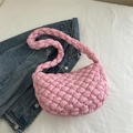 Borsa a nuvola trapuntata rosa con trama a bolle e tracolla intrecciata moda - Rosa