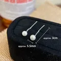 Detalle de pendientes de perlas de 5,5 mm con cadena de borlas plateada de 3 cm - Hilo de Oreja de Perla Blanca con Borla Plateada