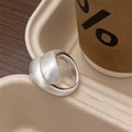 Detail van zilveren geometrische ring met geborstelde matte afwerking op houten tafel - C-191 Geborsteld Zilver