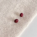 Elegante dieprode ovale oorknopjes met hoogglans afwerking op zachte gebreide stof - 12mm Rode Bal