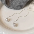 Elegante Silberperlen-Ohrhänger mit langen Quasten vor minimalistischem Hintergrund - Silber Lange Quaste Weiße Perle Durchzieher