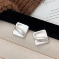 Minimalistische quadratische Ohrstecker mit matter Silberoberfläche und Wellenstruktur - A-1052 Gebürsteter Stil / Silber