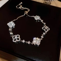 Zilveren klaverarmband met witte parelmoer inleg en een verstelbare bolo sluiting - Gouden Klaver Zirconia Stijl