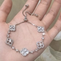 Zilveren armband met vijf klavermotieven en verstelbare trekkoordsluiting op de palm - Zilveren Klaver Schelp Zirconia Stijl