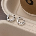 Silberne gedrehte Creolen mit minimalistischer Metalltextur und Schnappverschluss - Silber Twist Creolen