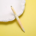 Detalle del lápiz ergonómico de 2,0mm con agarre suave naranja y decoración - Amarillo Vitalidad