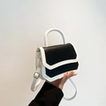 Elegante kleine quadratische Handtasche in Schwarz-Weiß mit goldenen Metalldetails und Gurt - Schwarz