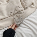 Mini zilveren crossbodytas in schelpvorm van metaal met fijne slangenketting - Schelp Stijl Zilver