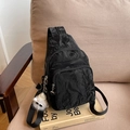 Bolso bandolera negro plisado versátil con tres capas de cremallera y colgante de peluche - Negro Con Colgante