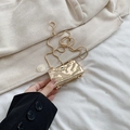 Mini gouden metalen crossbodytas met lavastructuur en fijne slangenschakelketting - Golf Stijl Goud
