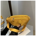 Dettaglio macro del tessuto in nylon giallo e del logo sport sulla borsa a tracolla - Giallo