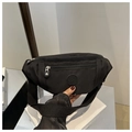 Dettaglio del marsupio in nylon nero con cerniere multiple e logo sportivo centrale - Nero