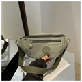 Dettaglio del marsupio in nylon verde chiaro con stemma sport e tracolla regolabile - Verde