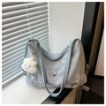 Detail der hellblauen gefalteten Hobo-Bag mit Schmetterlingsdekor und Wolkenanhänger - Mit Anhänger / Blau