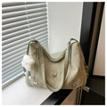 Détail du sac fourre-tout vert clair froncé avec papillons en métal et porte-clés - Avec Pendentif / Vert